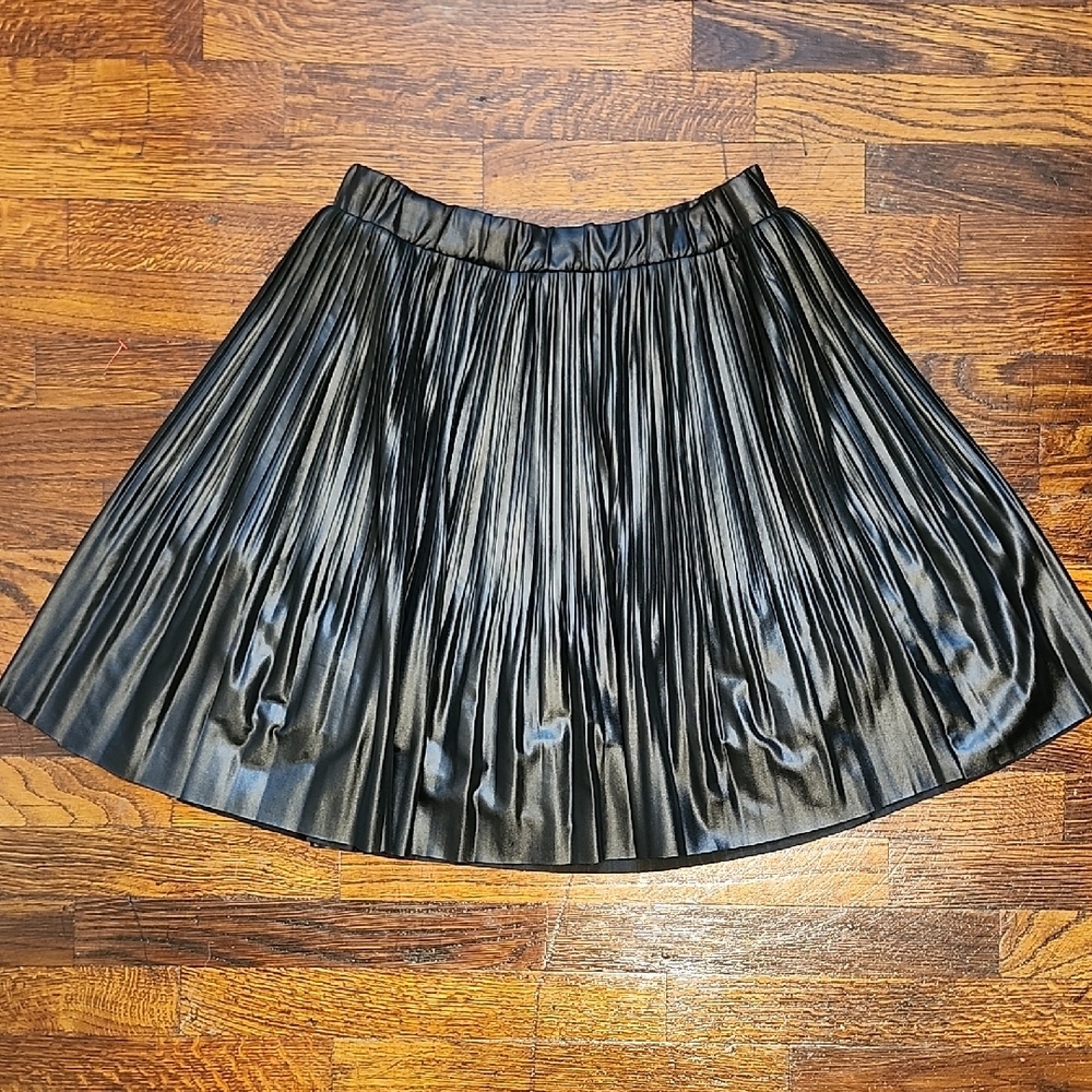 NWT ESQUALO Shiny Pleated Faux Leather Inspired Black A-Line Mini Skirt Size 6